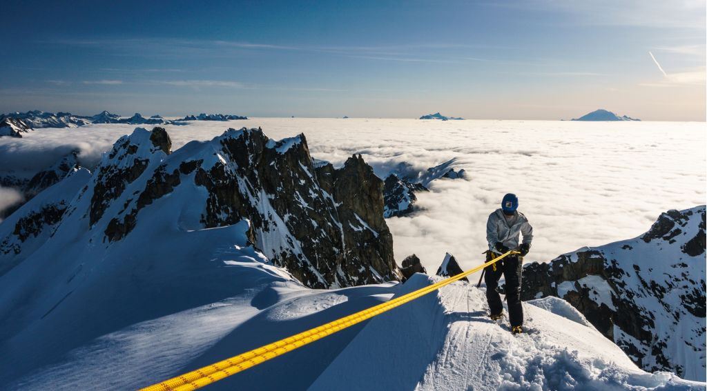Risikomanagement: Bergsteiger mit Absicherung