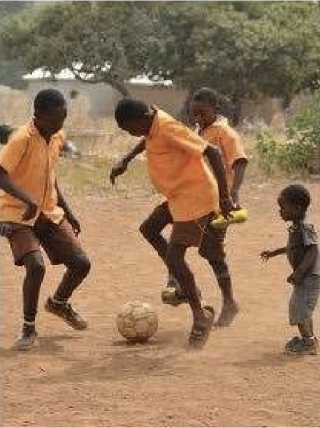 World Vision Kinder spielen Fußball