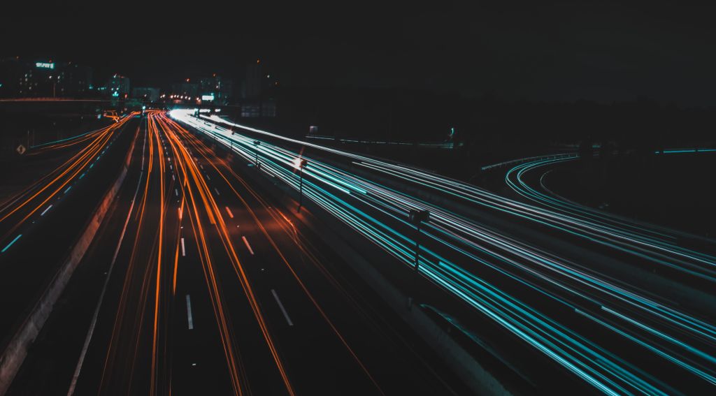 Leistungen 3 IT-Infrastruktur: Autobahn bei Nacht