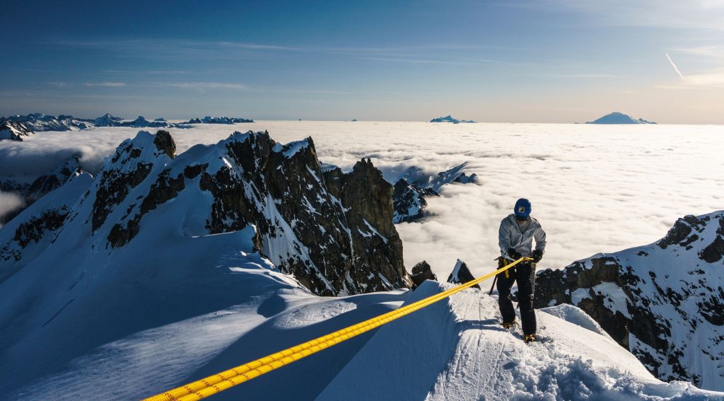 Leistungen 1 Risikomanagement: Bergsteiger mit Absicherung