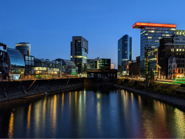 Versicherungsmakler Düsseldorf 23 Düsseldorf illuminiert